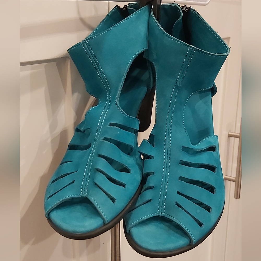 Arche suede leather peeptoe sandals